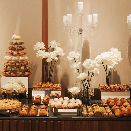 Radisson Blu Hotel, Cluj Εξωτερικό φωτογραφία A dessert table at a wedding