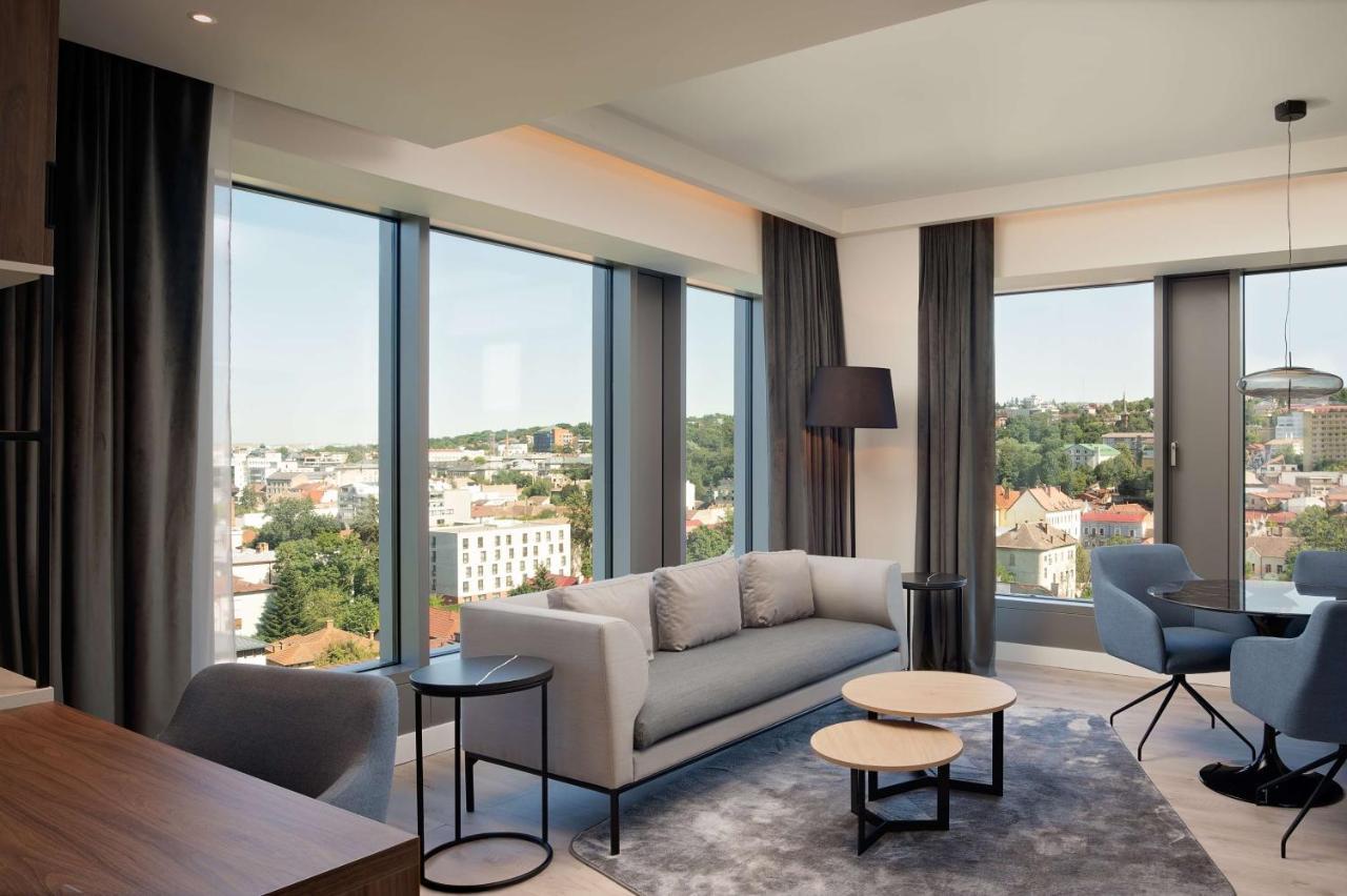 Radisson Blu Hotel, Cluj Εξωτερικό φωτογραφία The living room of a suite at the hotel