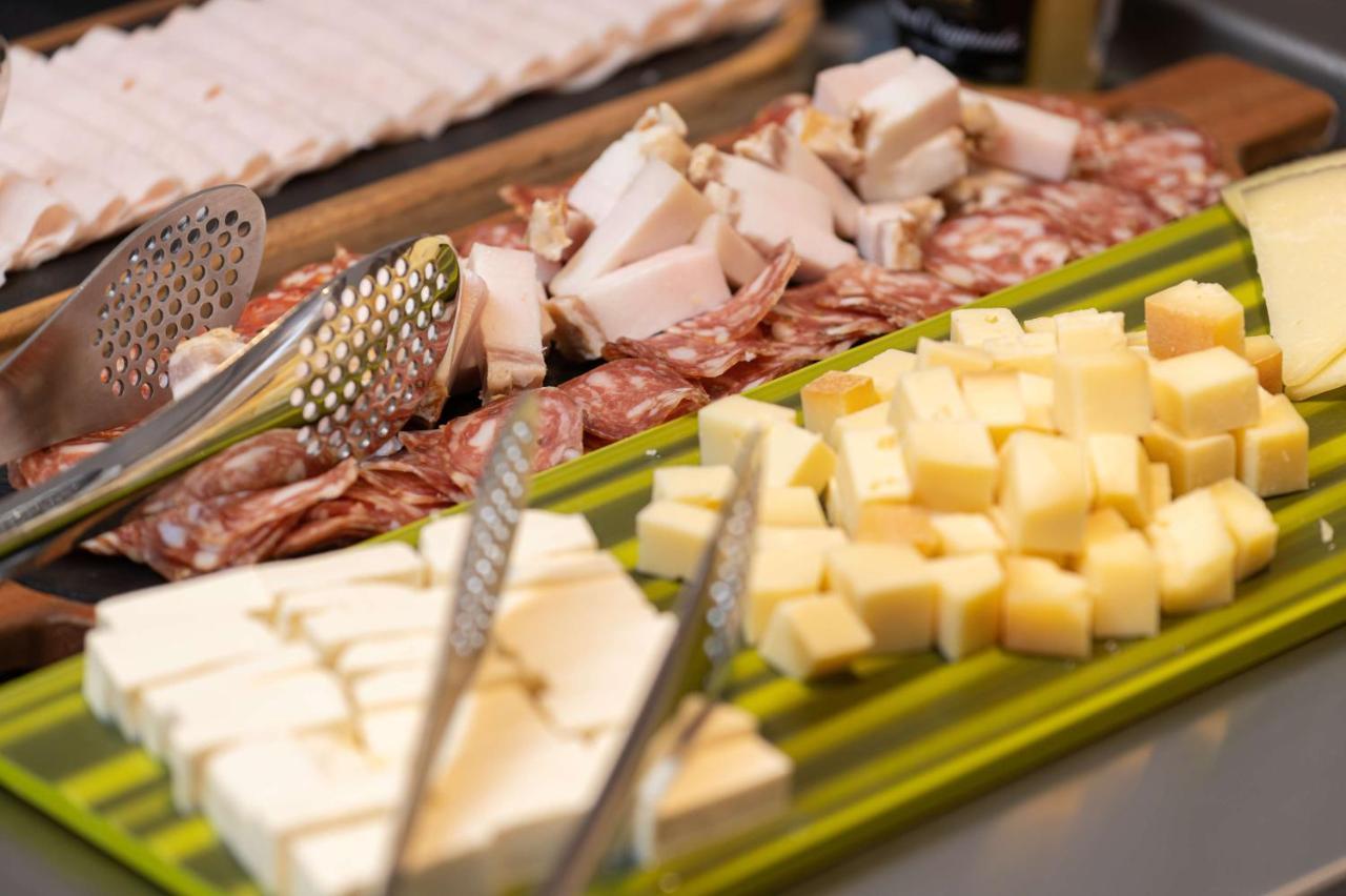 Radisson Blu Hotel, Cluj Εξωτερικό φωτογραφία A cheese platter