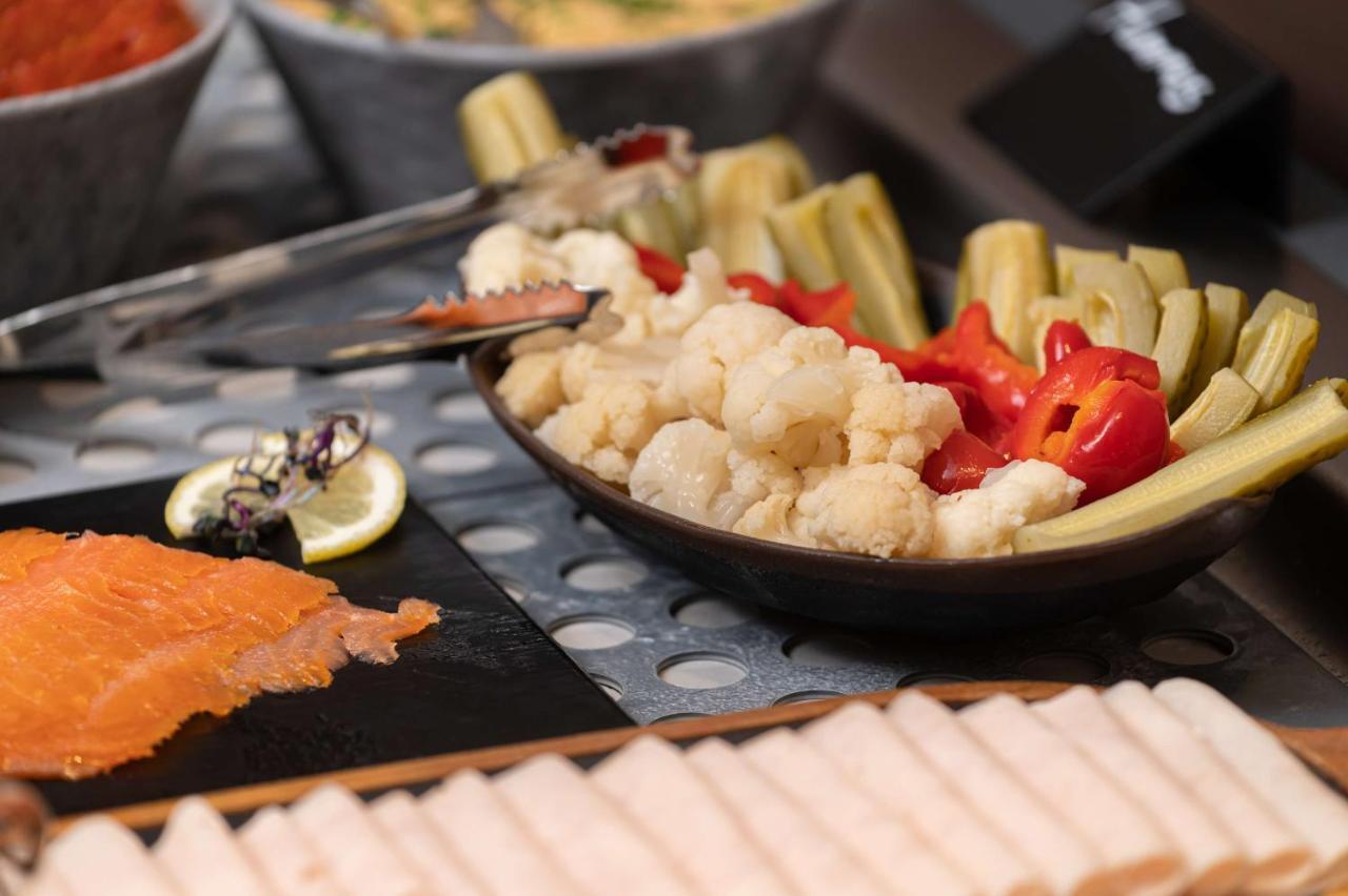 Radisson Blu Hotel, Cluj Εξωτερικό φωτογραφία A buffet at a hotel