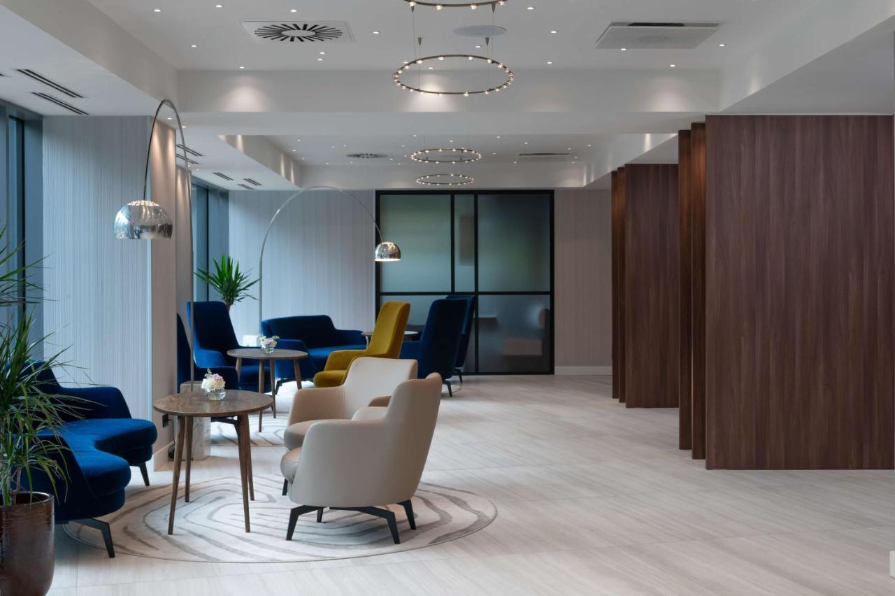 Radisson Blu Hotel, Cluj Εξωτερικό φωτογραφία The reception area at the London office