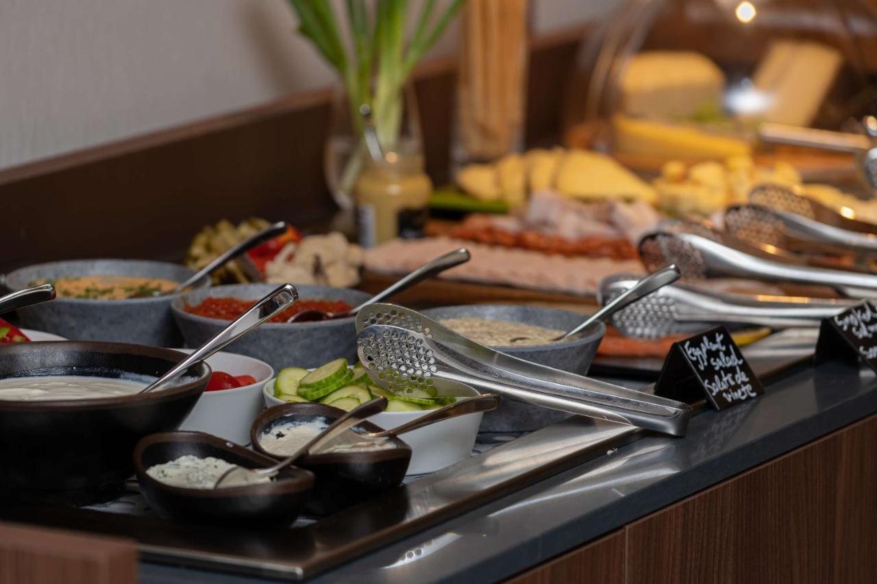 Radisson Blu Hotel, Cluj Εξωτερικό φωτογραφία A salad bar