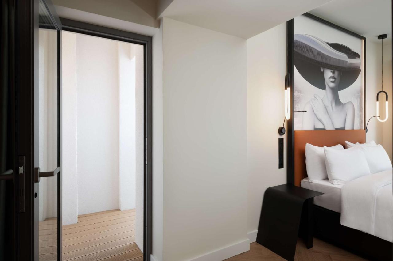 Radisson Blu Hotel, Cluj Εξωτερικό φωτογραφία A guest room at the hotel