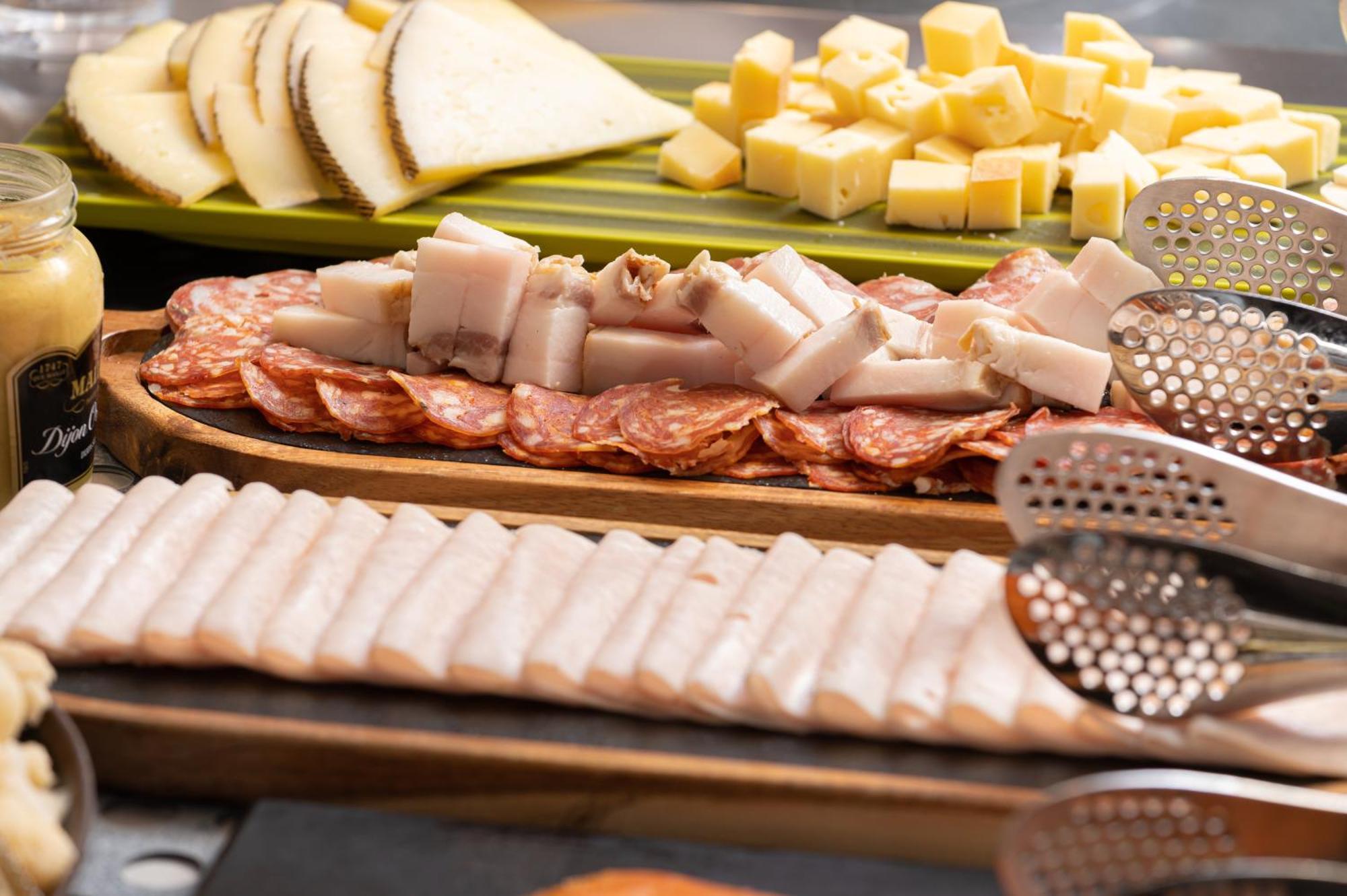 Radisson Blu Hotel, Cluj Εξωτερικό φωτογραφία Salami and cheese