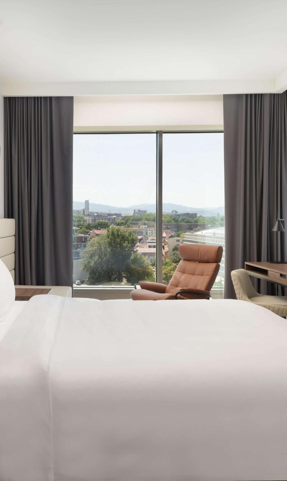 Radisson Blu Hotel, Cluj Εξωτερικό φωτογραφία A guest room at the hotel