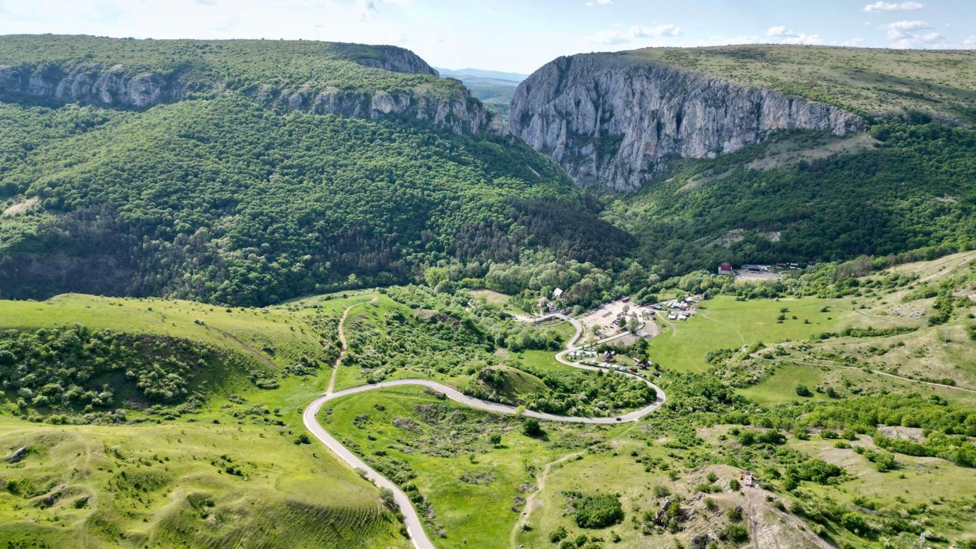 Radisson Blu Hotel, Cluj Εξωτερικό φωτογραφία The road through the gorge