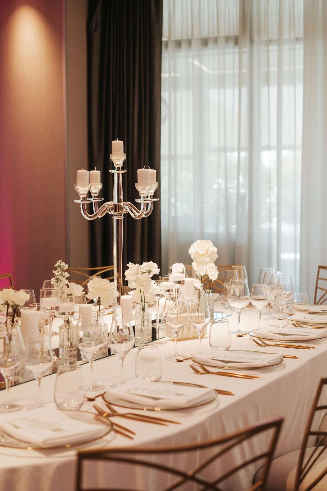 Radisson Blu Hotel, Cluj Εξωτερικό φωτογραφία A table set for a formal dinner
