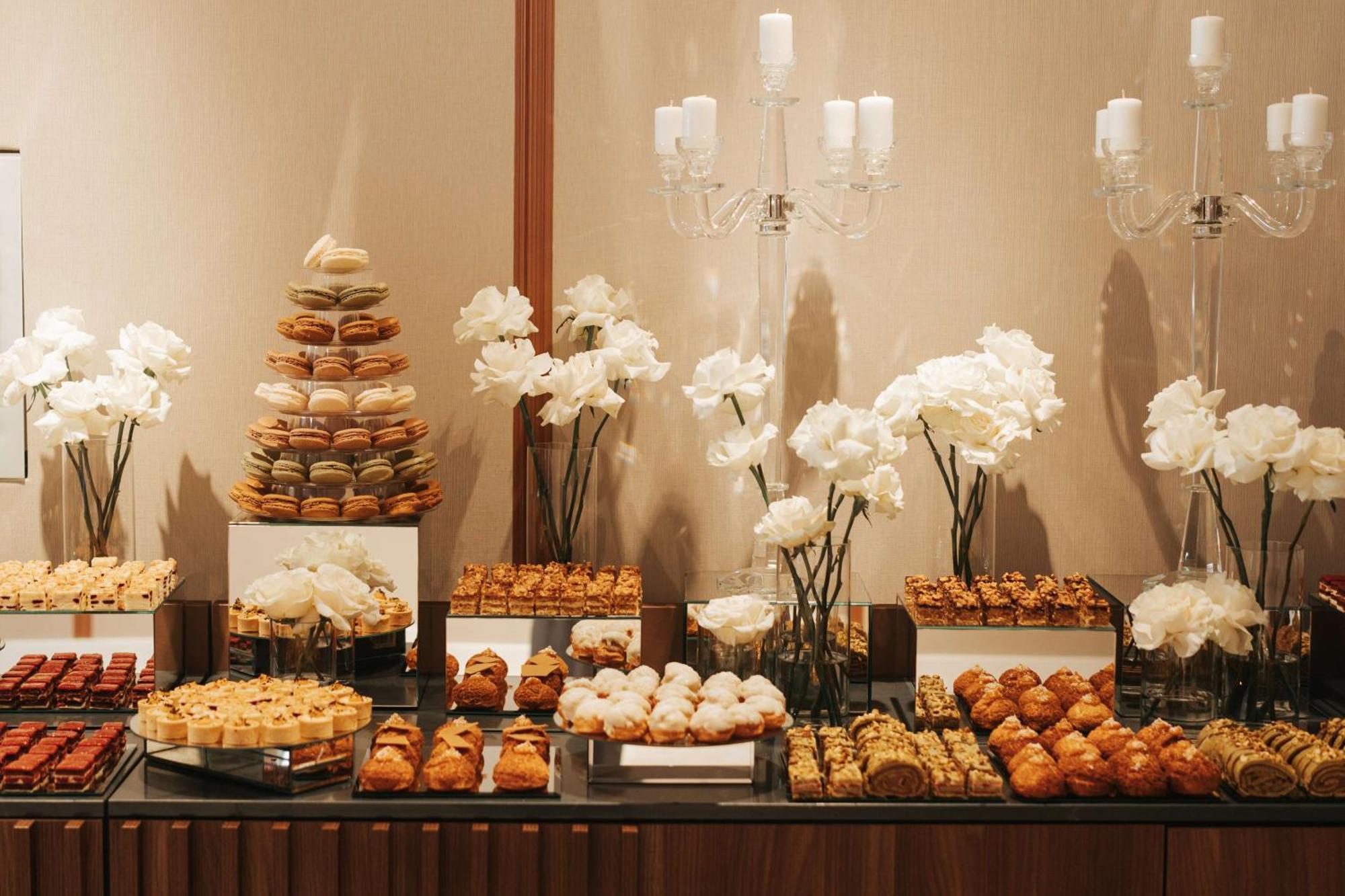 Radisson Blu Hotel, Cluj Εξωτερικό φωτογραφία A dessert table at a wedding