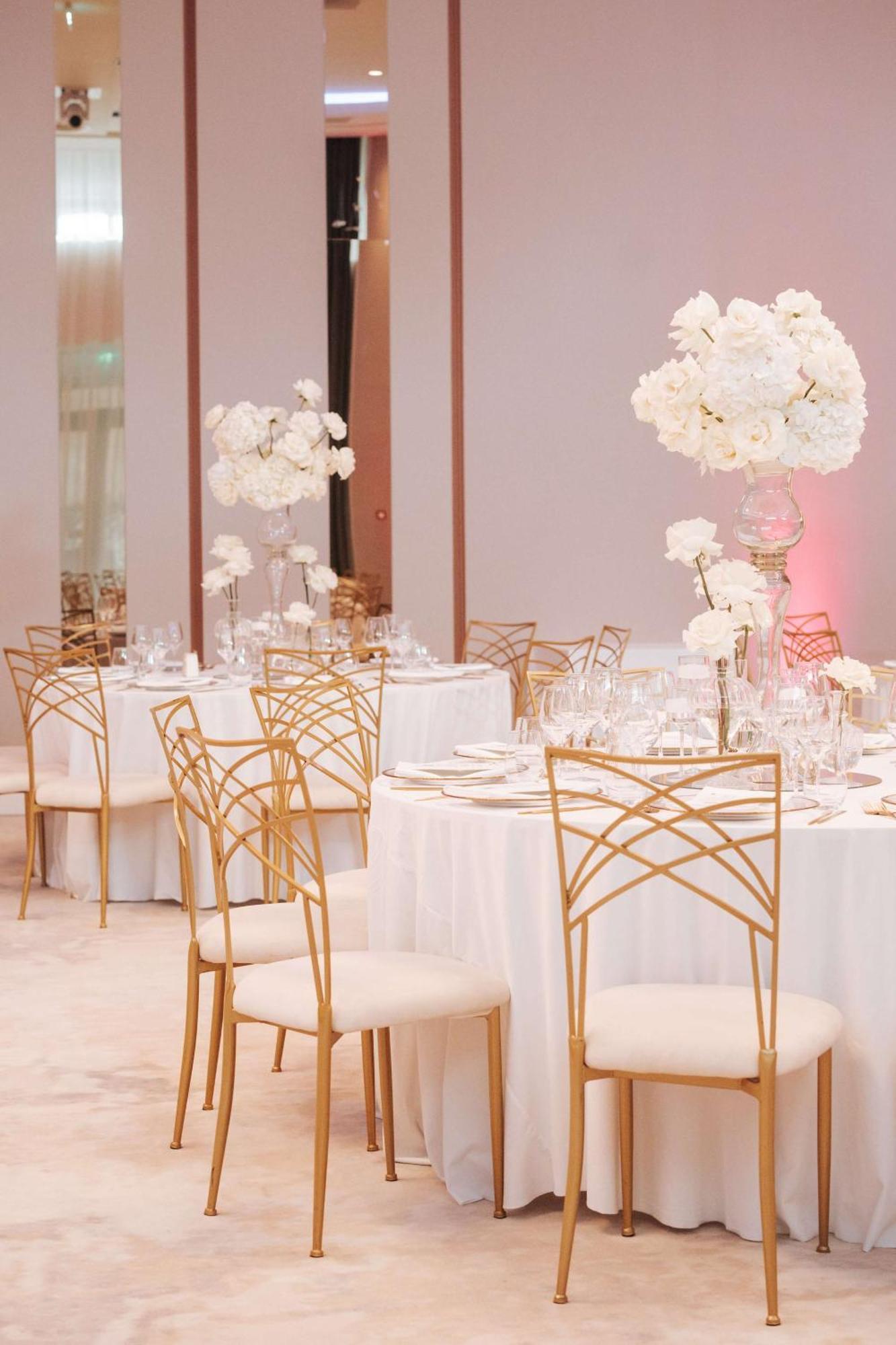 Radisson Blu Hotel, Cluj Εξωτερικό φωτογραφία The ballroom at the Four Seasons Hotel