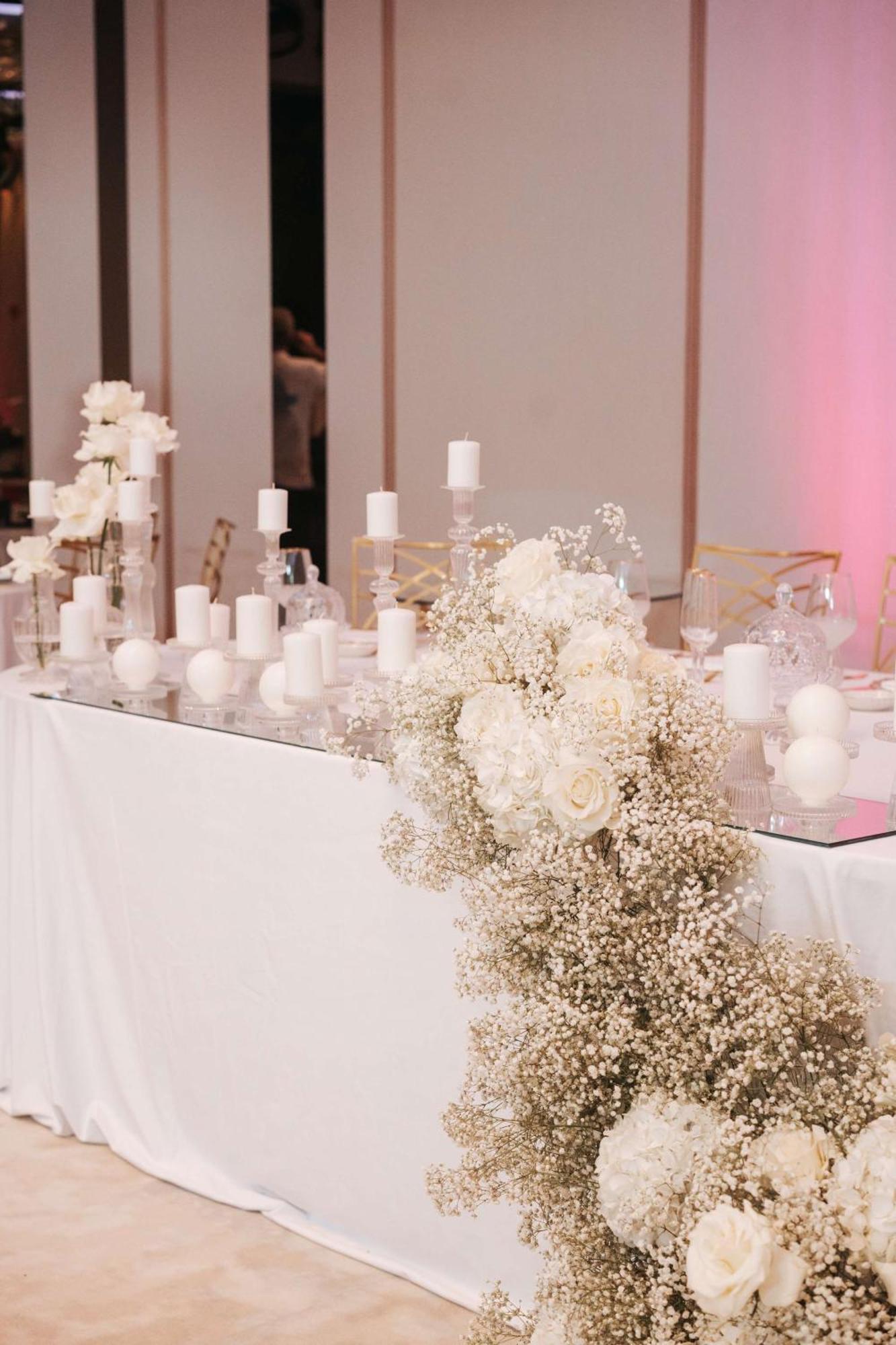 Radisson Blu Hotel, Cluj Εξωτερικό φωτογραφία A table decorated with white flowers and candles